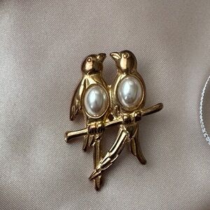 Goldtone and faux pearl Bird Brooch 🐤